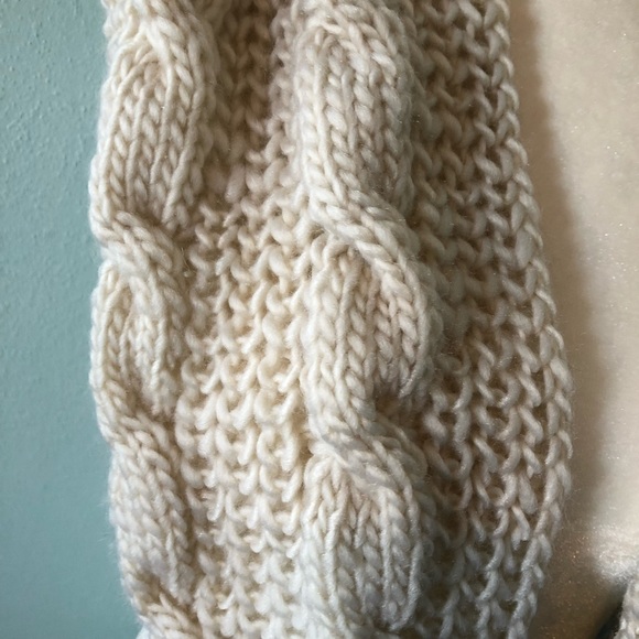 🌸Boutique |cream chunky cable knit infinity scarf - Picture 2 of 3